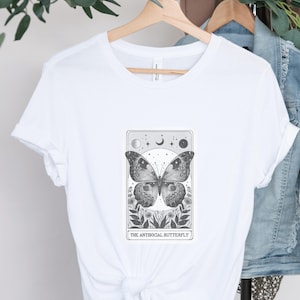 La mariposa antisocial, camiseta unisex con carta del tarot angustiada, camiseta gráfica minimalista espiritual, camiseta mística, regalo para amantes del tarot, camiseta mística
