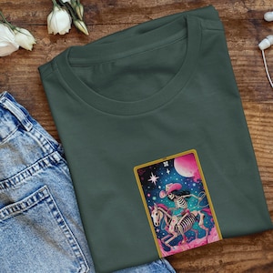 La vaquera, camiseta con carta del tarot, diseño minimalista de neón, camiseta espiritual, camiseta gráfica unisex, camiseta divertida con tarot