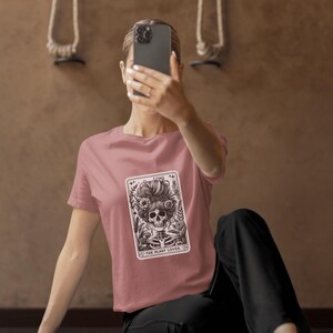 Camiseta con gráfico minimalista espiritual, carta del tarot angustiada, amante de las plantas, camiseta ocultista de manga corta, camiseta mística, regalo para amantes del tarot