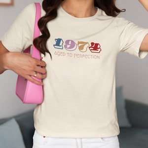 Verjaardagst-shirt 1974 VK | Cadeaus 50e verjaardag vrouwen | T-shirt 50e verjaardag | Verouderd tot in de perfectie 1974 verjaardagsshirt | Verjaardagscadeau voor moeder