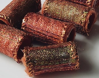 Conjunto de 6 cuentas de cinta de color cobre brillante y verde. Abalorio de fibra, cuentas de tubo deslizantes de agujero ancho textil, barril de macramé ligero