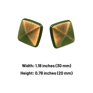 Puede incluir: Un par de pendientes de forma piramidal de color dorado con acabado cepillado. Los pendientes miden aproximadamente 30 mm de ancho y 20 mm de alto.