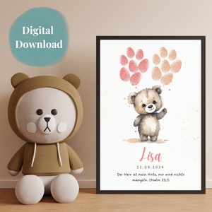 Puede incluir: Una descarga digital imprimible con una ilustración de acuarela de un oso de peluche marrón sosteniendo un globo de huella de pata rosa y naranja. El texto "Lisa" está escrito debajo del oso, junto con la fecha "22.09.2024" y un versículo bíblico en alemán.