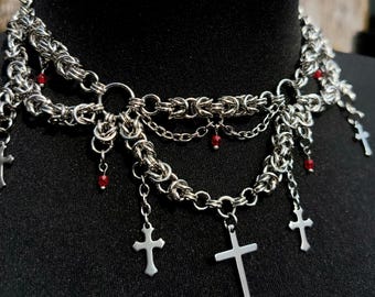 Gotische maliënkolder met kruisen en rode glaskralen