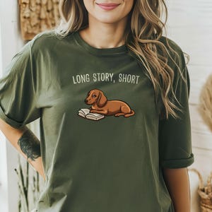 Funny dachshund t-shirt, &quot;Long Story, Short&quot; sausage dog reading tee for bookworms & pet lovers, great gift for dog enthusiasts