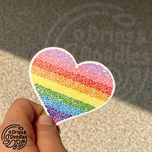 Adesivo a forma di cuore LGBTQ, adesivo con bandiera dell'orgoglio, adesivo con orgoglio discreto, adesivo con orgoglio gay, adesivo a forma di cuore scarabocchiato, adesivo a forma di cuore dell'orgoglio, adesivo arcobaleno
