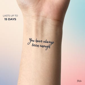 Półtrwały tatuaż z cytatem | Skrypt „Jesteś wystarczający” | Inspirujący tatuaż miłości do siebie | Minimalistyczny cytat pisany kursywą | Wodoodporny, sztuczny tatuaż