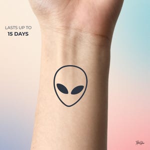 Tatuaggio temporaneo testa di alieno | Piccolo tatuaggio estetico | Tatuaggio minimalista a linee sottili | Tatuaggio carino e di tendenza stile Y2K | Tatuaggio finto impermeabile