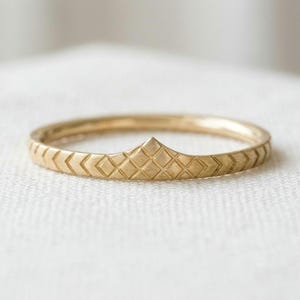 10k Gold Chevron Wedding Band | Engraved Geometric Gold Ring | V Shaped Nesting Band | Dainty Stacking Jewelry | Gift for Her