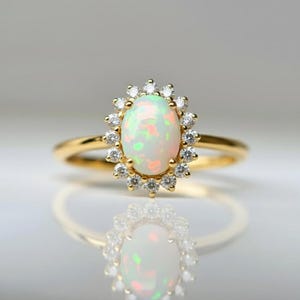 Förlovningsring i 10 karat guld med vit opal och halo – Opalring i vintagestil med diamanter | Elegant smyckepresent till henne