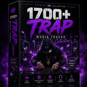 Puede incluir: Una caja negra con las palabras "1700+ TRAP MUSIC TRACKS Collection" en morado. La imagen presenta a un DJ con una sudadera con capucha y gorra. La caja también incluye el texto "100% ROYALTY FREE" e iconos de funciones como "Descarga instantánea".
