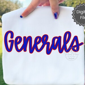 以下が含まれることがあります： 太字の筆記体フォントでGeneralsという単語がプリントされた白いTシャツ。文字は鮮やかな青色で、赤い細い縁取りが施されています。右上の円形のバッジには、白い文字でDigital Fileと書かれています。