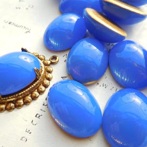 Dos cabujones opacos de cristal azul bígaro Preciosa checo de 18 x 13 mm con reverso de lámina de oro (10-53-2)