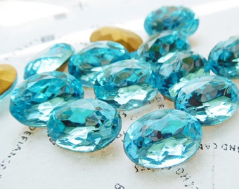 12 Vintage Czech 14x10mm Aquamarine Blue Oval Glass Rhinestone Jewels (10-39-12)