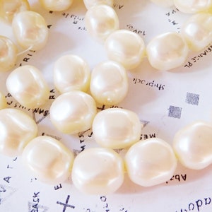 Pearl ジャパンヴィンテージ Vintage Japan 18mm Baroque White Dimpled Hammered Baroque Resin