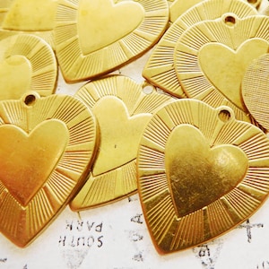 Deux (2) pendentifs coeur en métal gravé Art déco en laiton brut avec boucle fabriqués aux États-Unis (11-1-2)