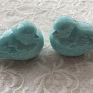 ウェディングケーキのラブバードトッパー ヴィンテージスタイルの鳥 セラミック製 ロビン エッグ ブルー ベビーブルー