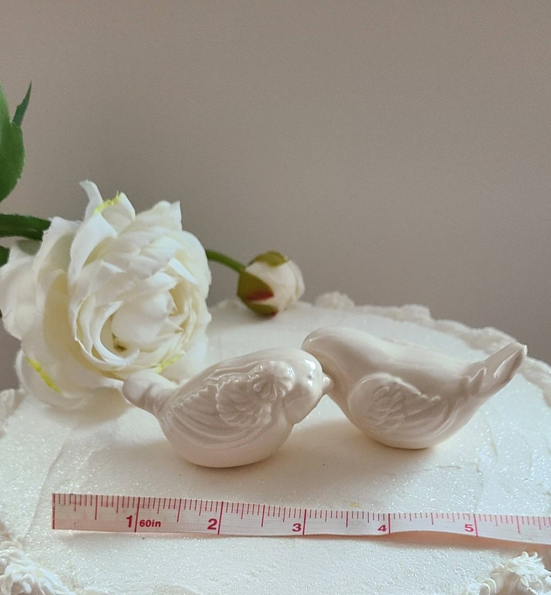 Wedding Cake Toppers White Love Birds With Flower In Stock Ready To Ship My Original Design Ceramic Wedding Keepsake Wedding Favor afbeelding 4
