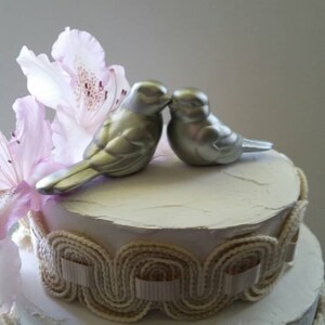 鳥のケーキトッパー ウェディングケーキトッパー シルバー ラブバード ホームデコレーション セラミック ヴィンテージ 鳥 ウェディング記念品