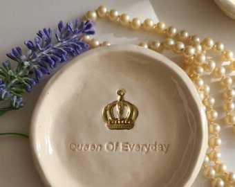 Personalized Humor Gift/Gift With Crown/Trinket Dish Queen/Gift For Mom Humor/Ceramic Dish Jewelry Storage/Gold/ Birthday Gift Humor