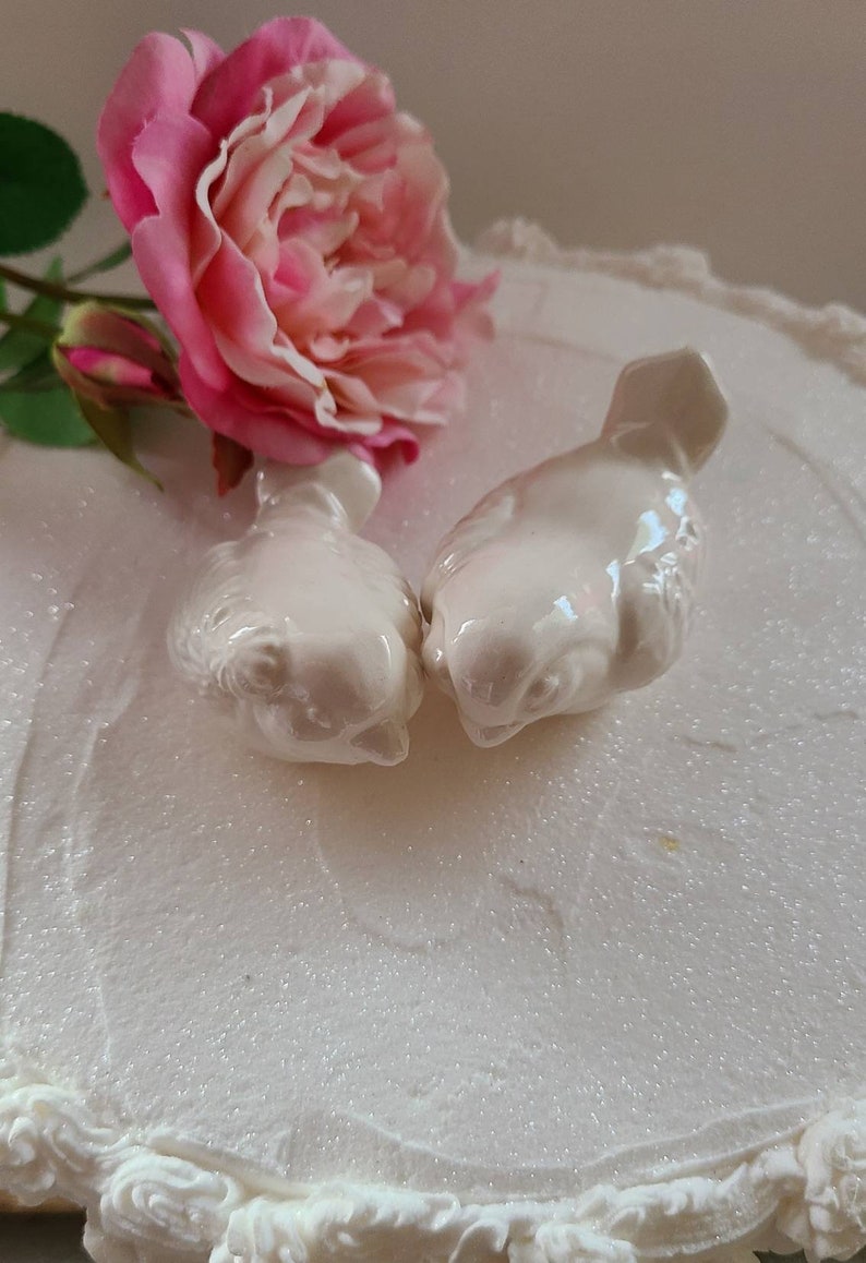 Wedding Cake Toppers White Love Birds With Flower In Stock Ready To Ship My Original Design Ceramic Wedding Keepsake Wedding Favor afbeelding 7