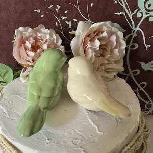 Salbei Liebe Vögel / mit weißem Liebe Vogel / Hochzeitstorte Topper / Hochzeitstorte Topper / Keramik Vogel Wohnkultur / Jubiläum Vögel / Hochzeitsandenken /
