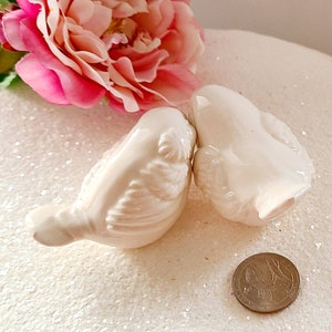 Wedding Cake Toppers White Love Birds With Flower In Stock Ready To Ship My Original Design Ceramic Wedding Keepsake Wedding Favor afbeelding 2