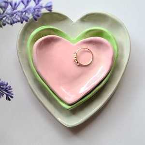 Juego de regalo de cerámica en forma de corazón, corazones de San Valentín de color verde suave, verde y rosa, juego de regalo de tres platos anidados hechos a mano, plato para joyas, soporte para té