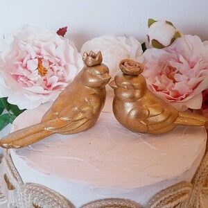 ゴールドラブバードウェディングケーキトッパー ゴールドグリッター 王冠と花のラブバード ホームデコレーション セラミック ヴィンテージ ラブバードデザイン
