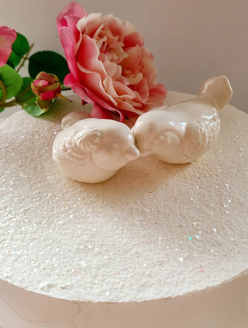Wedding Cake Toppers White Love Birds With Flower In Stock Ready To Ship My Original Design Ceramic Wedding Keepsake Wedding Favor afbeelding 3