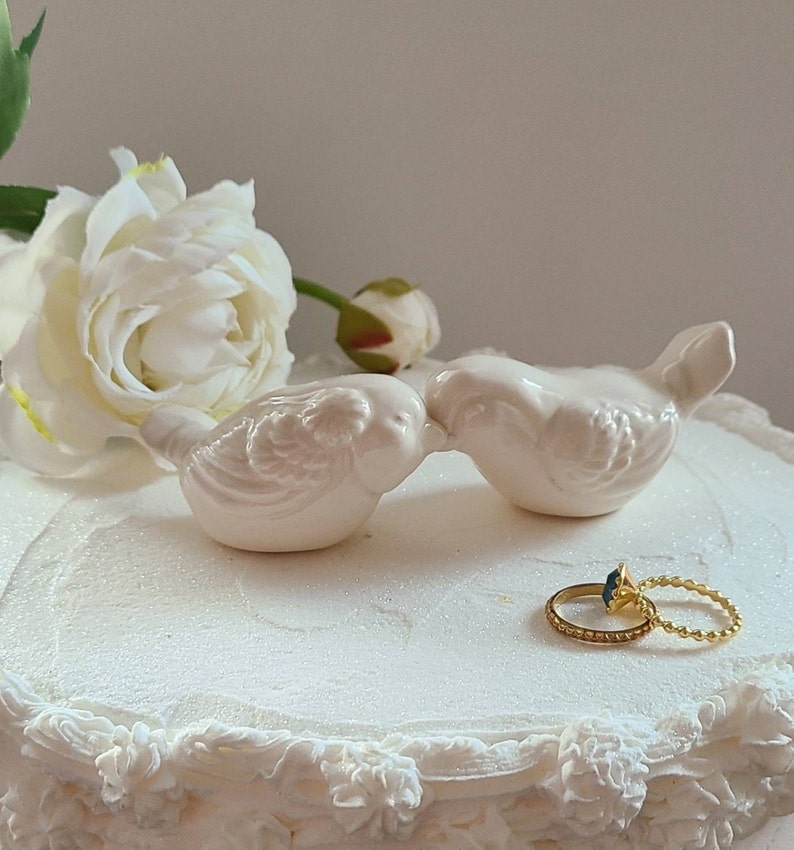 Wedding Cake Toppers White Love Birds With Flower In Stock Ready To Ship My Original Design Ceramic Wedding Keepsake Wedding Favor afbeelding 6
