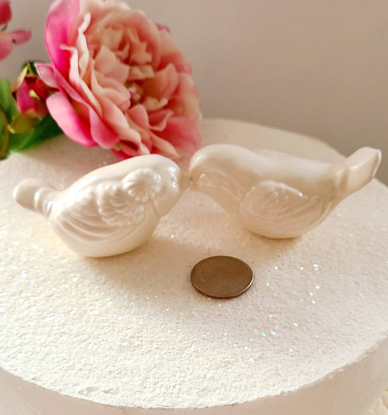 Wedding Cake Toppers White Love Birds With Flower In Stock Ready To Ship My Original Design Ceramic Wedding Keepsake Wedding Favor afbeelding 1