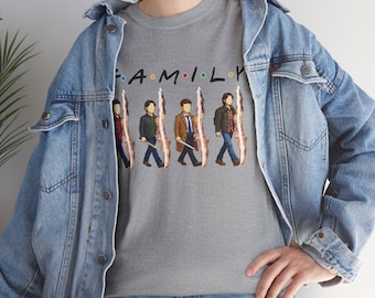 Camiseta de viaje de la familia SPN Rift / Camiseta de la alineación de Found Family Hunter / Gráfico de viaje por carretera inspirado en los fans / Gildan 5000 unisex (colores claros)