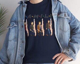 Copia de la camiseta SPN Family Rift Travelers / Camiseta Found Family Hunter Lineup / Gráfico de viaje por carretera inspirado en los fans / Gildan 5000 unisex (colores oscuros)