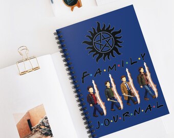 Diario de espiral Family Rift Travelers de SPN / Cuaderno de 6x8 / Inspirado en la serie Found Family / 118 páginas rayadas / Tapa azul oscuro