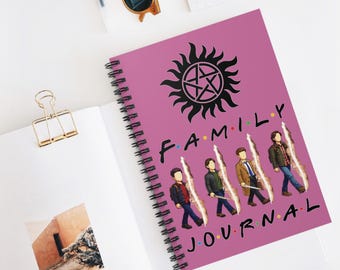 Diario de espiral Family Rift Travelers de SPN / Cuaderno de 6x8 / Inspirado en la serie Found Family / 118 páginas rayadas / Tapa rosa