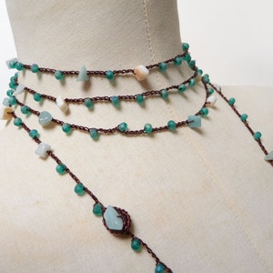 Collana rosario lavorata ad uncinetto con cristalli / perline verde opaco + chips di pietra dura bianco crema e acquamarina su filo lamè color marrone / rame scuro.