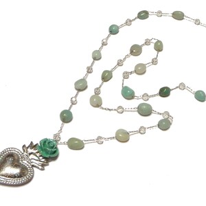 Collana con ciondolo ex voto argentato e catenina in stile rosario con perle di pietra dura verde acqua, Collana boho, Collana cuore sacro