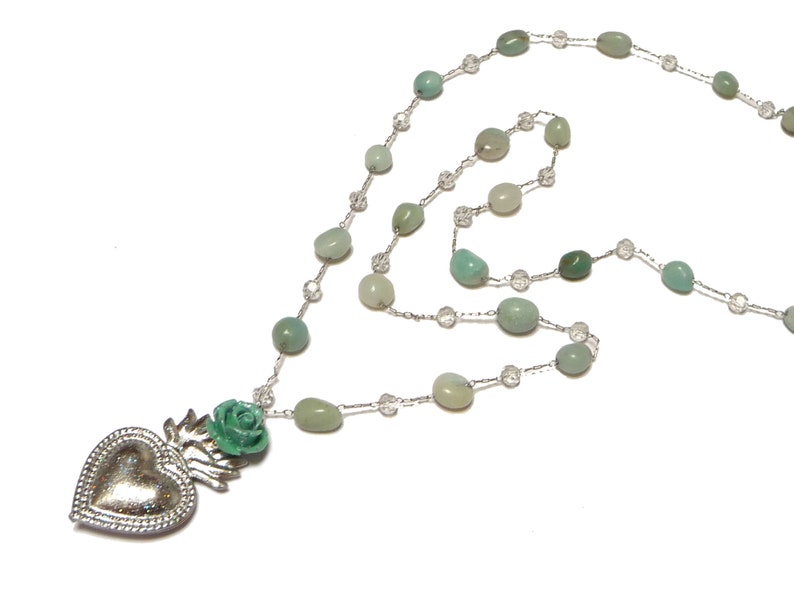 Collana con ciondolo ex voto argentato e catenina in stile rosario con perle di pietra dura verde acqua, Collana boho, Collana cuore sacro