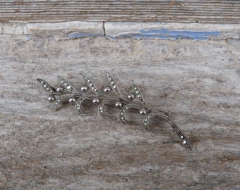 Vintage 1930 /1940 rhinestones  brooch leaf shape