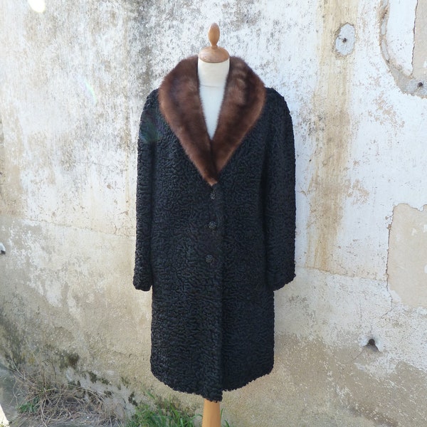 Ancien manteau en fourrure Astrakan noir avec col de vison