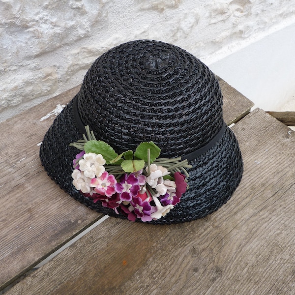 Ancien  petit chapeau bibi en paille noire et bouquet de velours