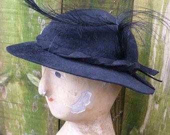 Vintage old French 1930 black felt and feather