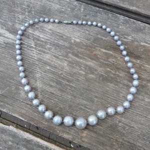 Vintage 1970/70s soft gray faux perles  necklace