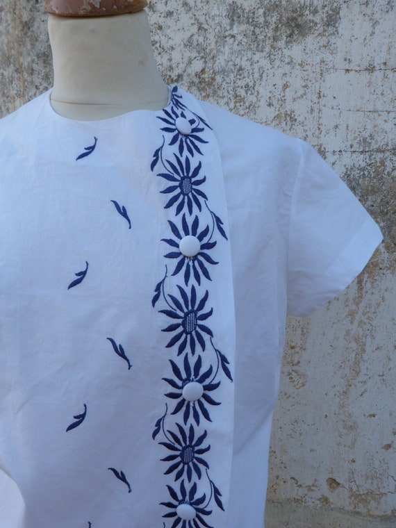 Vintage 1960 old French white cotton and navy blu… - image 2