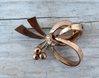 Vintage 1930s/1950s BOW brooch adorned with rhinestones