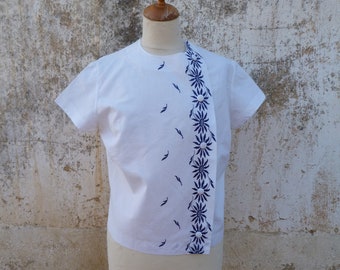 Vintage 1960 old French white cotton and navy blue floral embroideries short sleeves blouse size S