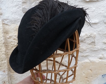 Vintage old French 1920/1930 black felt bibi fascinators hat with feather