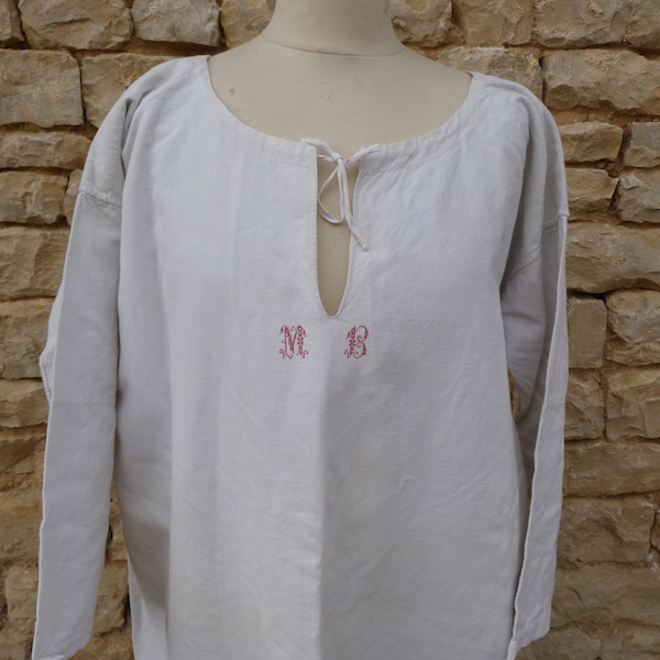 Chemise de nuit en lin avec monograme brodé au point de croix