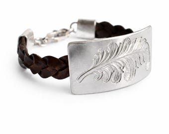 Federarmband, handgraviertes Silber, Boho-Stil, moderne Metallverarbeitung